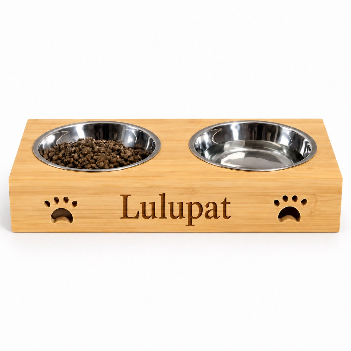 Support en bois avec deux gamelles et exemple de gravure Lulupat sur fond blanc