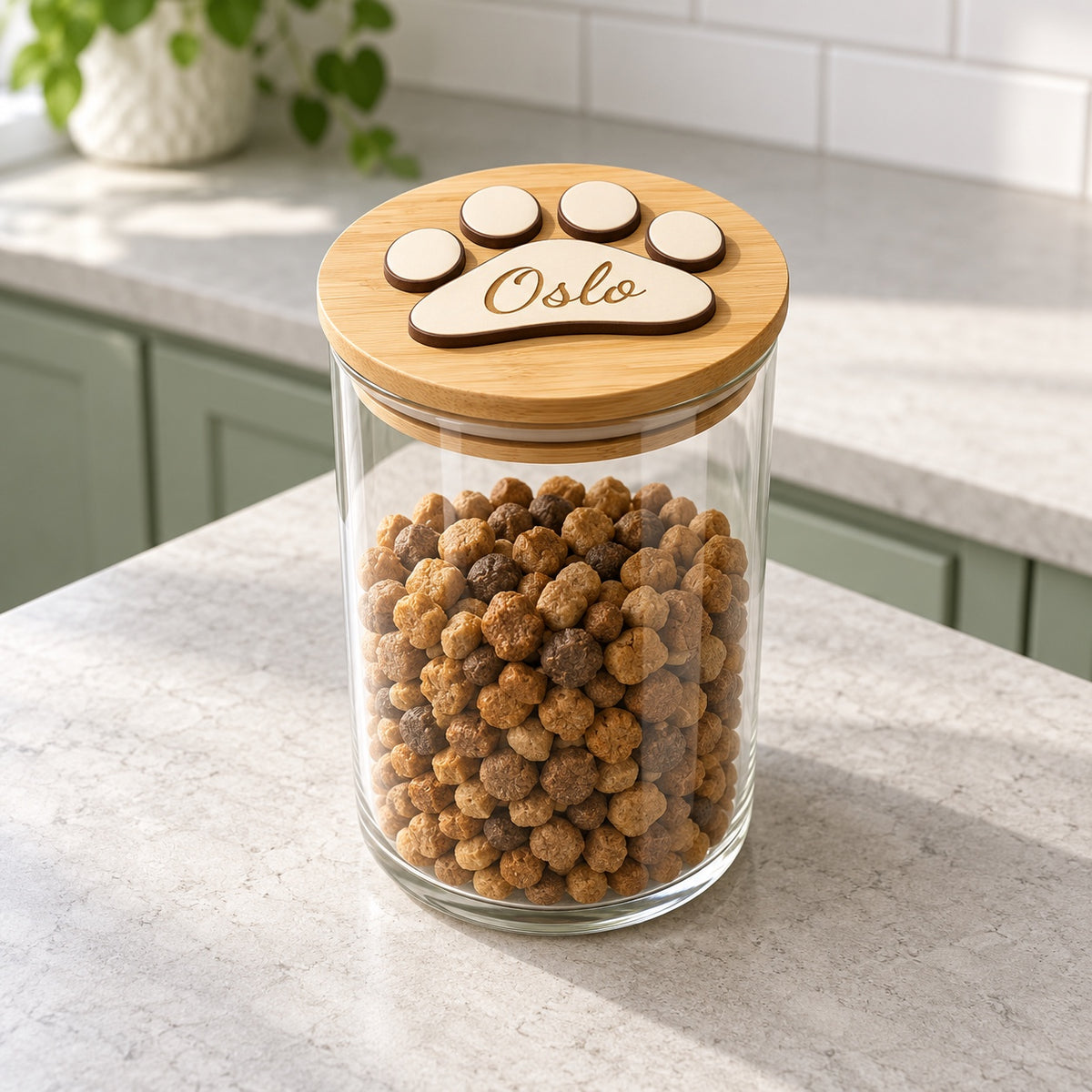 Pot à friandises en verre avec couvercle en bambou et exemple de prénom gravé Oslo